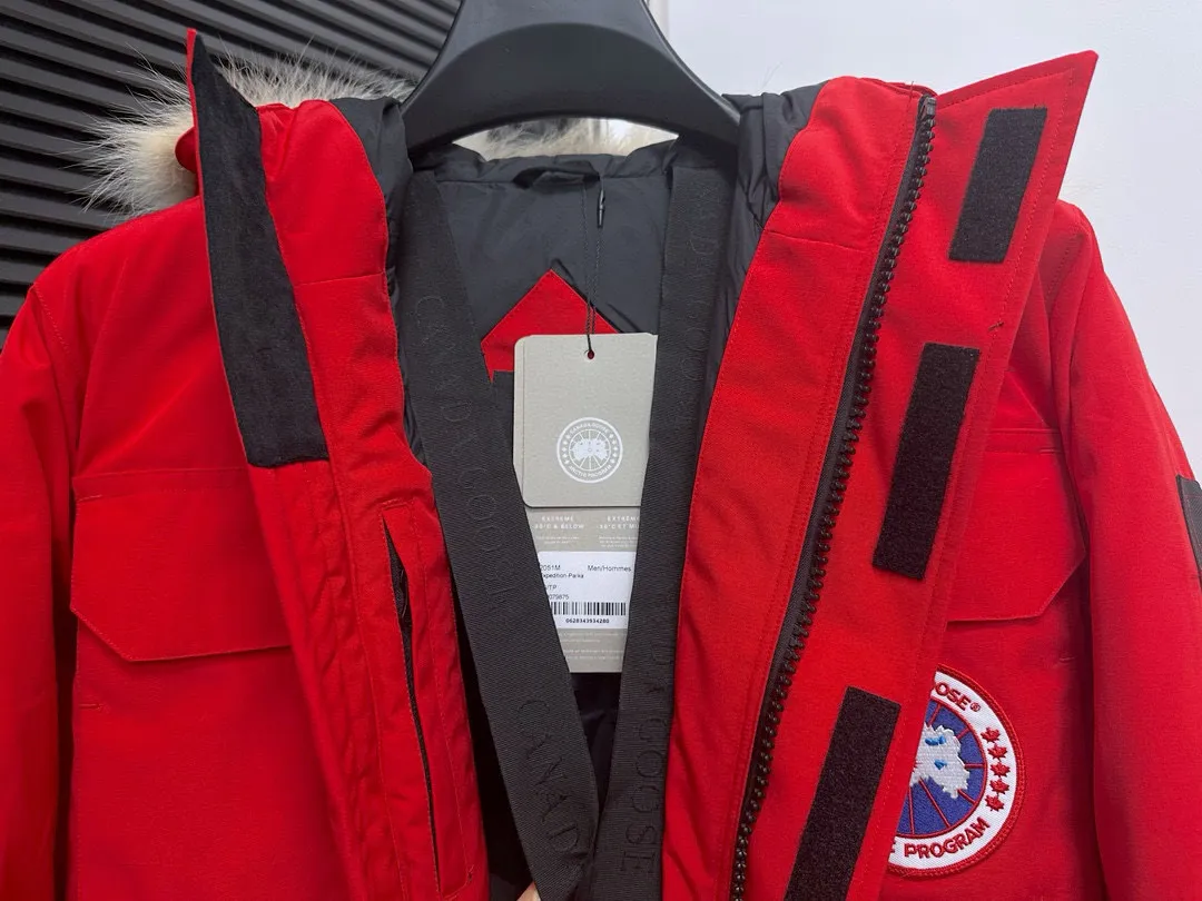 P780 Top Purchasing Version (Wolf Hair Optional) 🇨🇦CANADA GOOES 24 new models 08 models/couple models Factory direct supply: supplying global purchasing agents, micro-business, entities, Tmall, high-end stalls and studio cooperation, free shipping! Canada Goose Expedition Parka 2008 is the same style for men and women. It is mid-length and the most timeless classic. All Arctic and Antarctic scientific expedition teams choose Canada Goose as their cold-proof equipment. It is the Rolls-Royce of down jackets. ➖ Industry-leading anti-counterfeiting chip sensing. ➖ Imported Behringer embroidery machines and customized embroidery labels, the highest level and industry leading. ➖ Imported Korean 21-count polyester-cotton blended original fabric, TC85 waterproof coated fabric, water-repellent, windproof and wear-resistant. ➖ The new national standard 80 white duck down is filled with an average of 520 grams of down. The amount of down filled is industry-leading. ➖ 100% nylon lining with double double-layer sealing design to prevent velvet running, and seamless thread design on the cuffs! ➖ Western Canadian Green Wolf Collar. ➖ Yoshida YKK provides original factory-customized electroplated sliders. YKK two-way lockable zippers are tight and smooth and do not peel off paint. ➖ 3M composite Velcro is durable and the accessories and hardware are all custom-made. Note: Our copywriting is only simple and clear. Instead of bragging about the copywriting, it is better to compare and understand with samples. Only for the purest goose, the most dedicated, the most professional, the highest quality, the highest cost performance!  Size:XS-XXL
